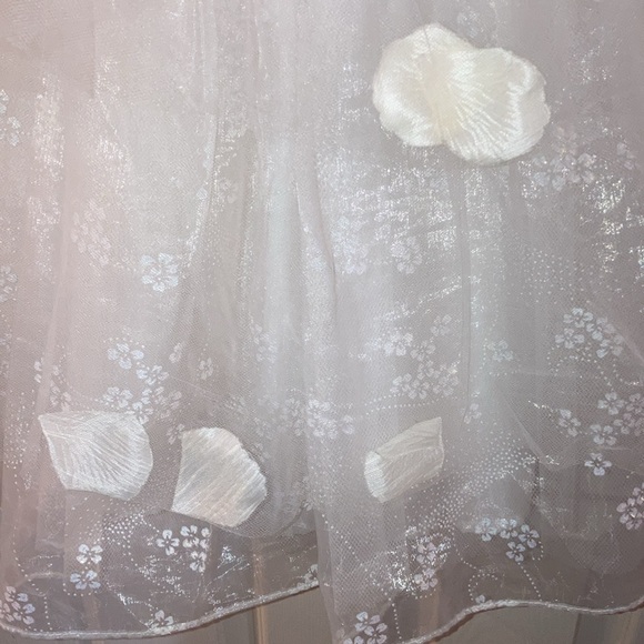 White flower girl dress with petals size small (5-6) slight tear in tule - Picture 4 of 12